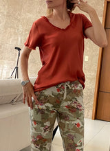 Cargar imagen en el visor de la galería, Pantalon camuflajeado con flores
