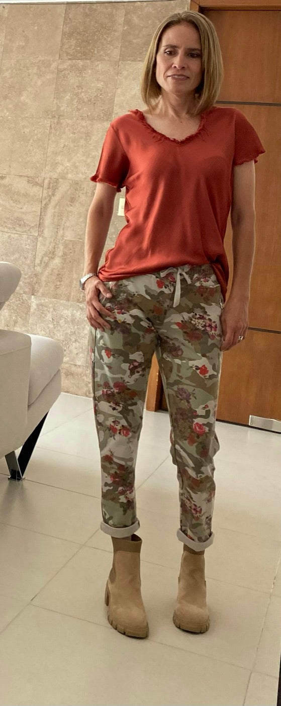 Pantalon camuflajeado con flores