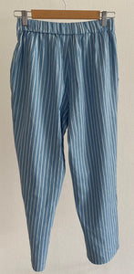 Pantalon azul con rayas