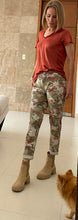 Cargar imagen en el visor de la galería, Pantalon camuflajeado con flores
